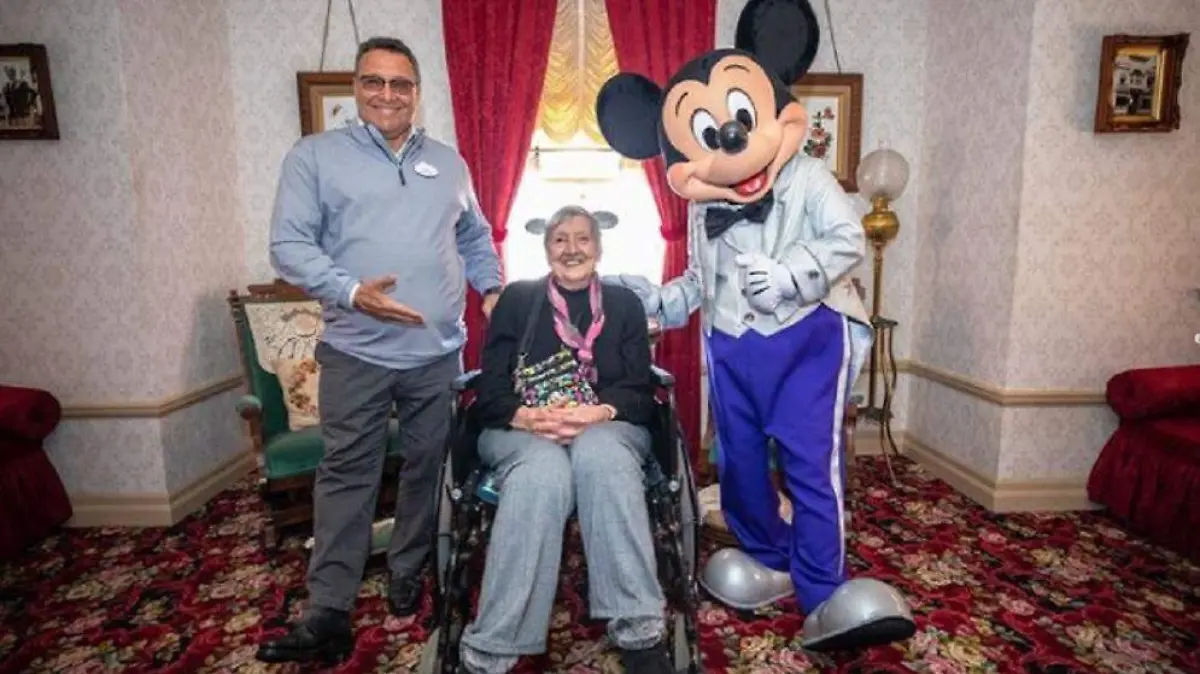 abuelita en Disneyland